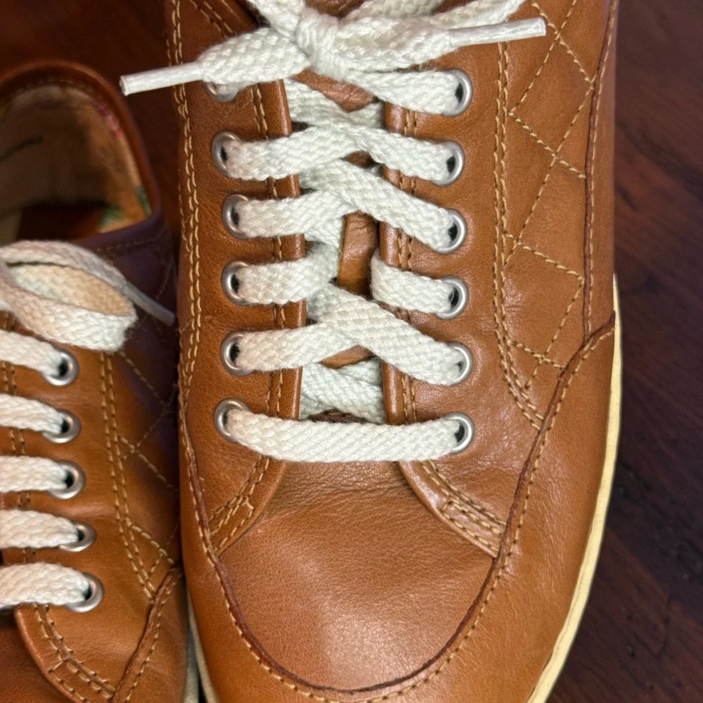 Børn  tan leather lace-up sneakers size 7 1/2